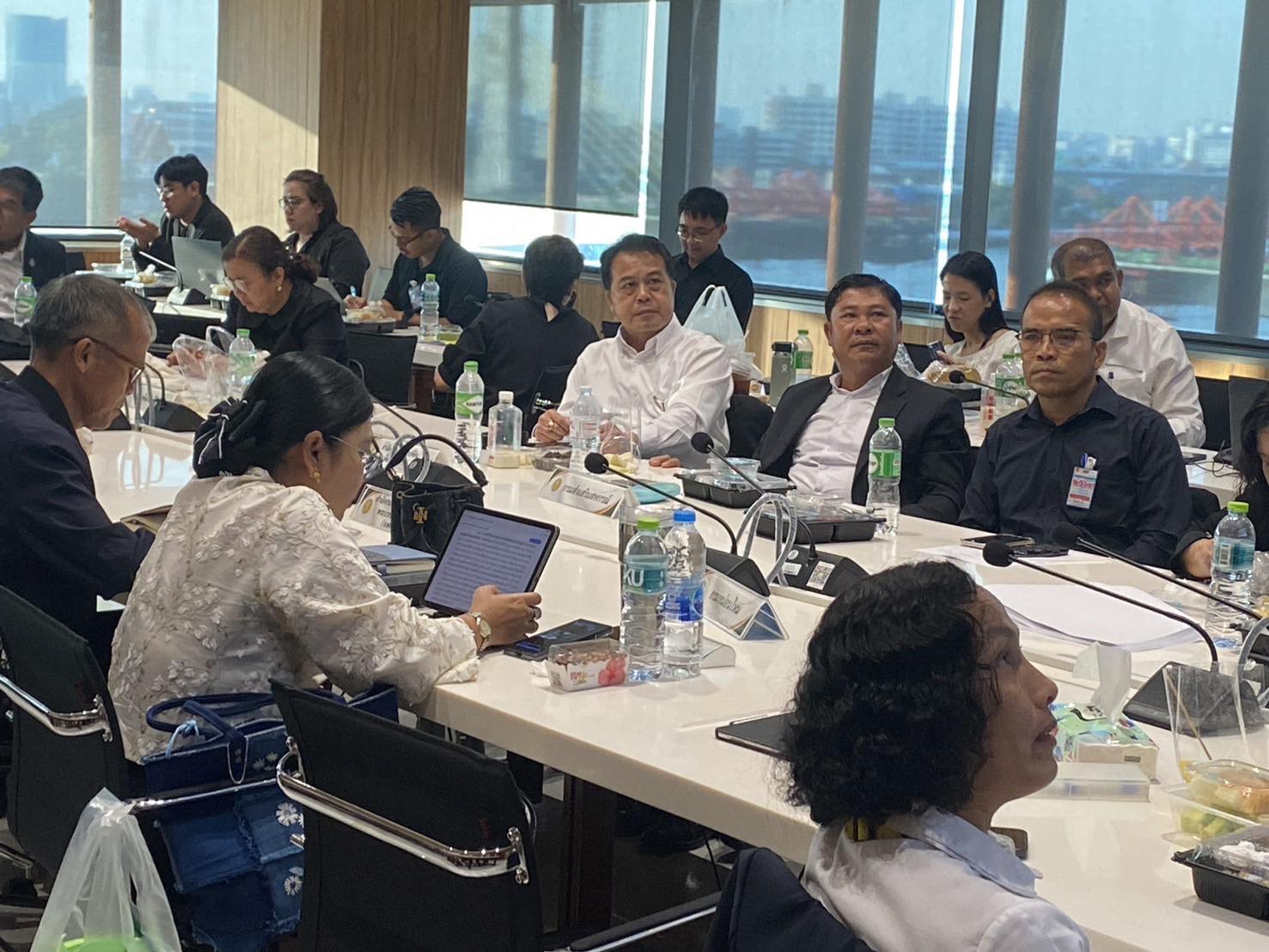 title - ส.ป.ก. ร่วมติดตามและรับฟังการประชุมสภาผู้แทนราษฎร